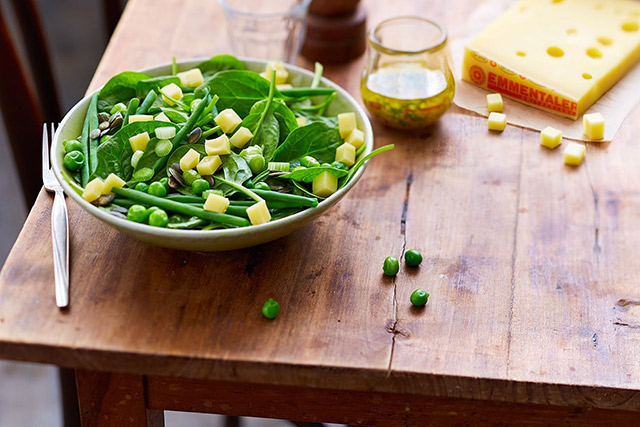 Salade « tout en vert » à l’Emmentaler AOP suisse